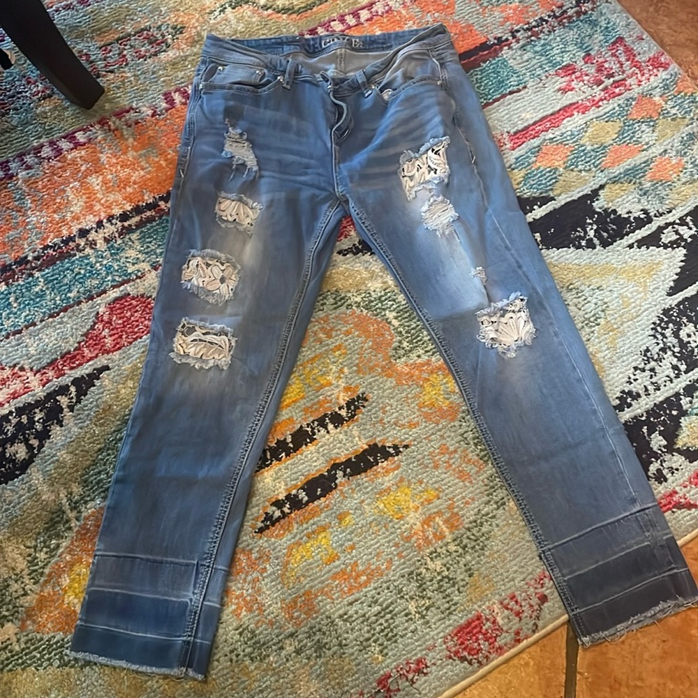 “Romantic” vibe cropped jeans! Xoxo